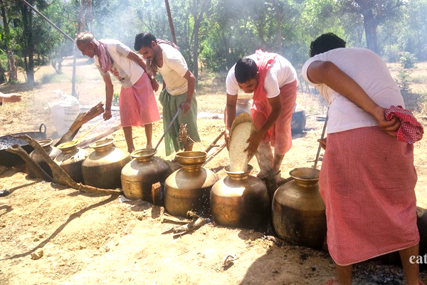 Local Cooks making Kangri Dham in traditional style
